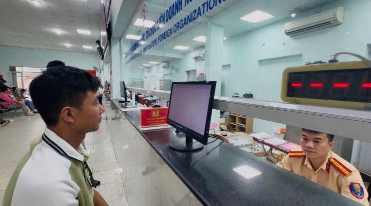 Người dân bấm số xe đăng ký tại công an phường, xã.