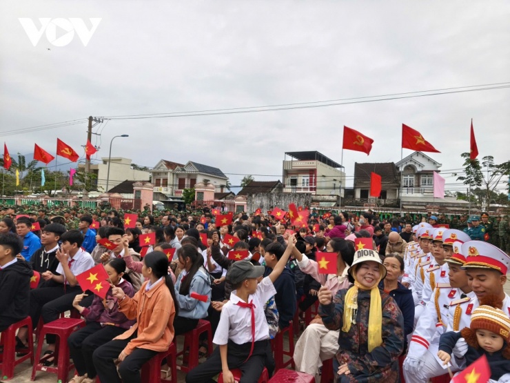 Buổi chia tay tại vùng lũ Hoà Thịnh (tỉnh Đắk Lắk) sáng 12/1, sau khi các quân binh chủng thuộc Bộ Quốc phòng, Quân khu 5 và Bộ đội địa phương đã hoàn thành&nbsp;“Chiến dịch Quang Trung”.