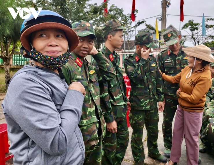 Phút cảm động lúc chia tay, tiếng cảm ơn khó nói thành lời.
