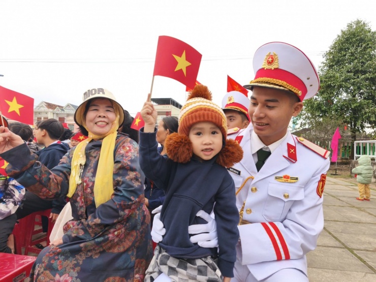 Rộn rã niềm vui ngày chiến thắng của chiến dịch an sinh sau mưa lũ lịch sử. Đây là thành tích đặc biệt xuất sắc của các đơn vị Quân đội chào mừng Đại hội đại biểu toàn quốc lần thứ XIV của Đảng.