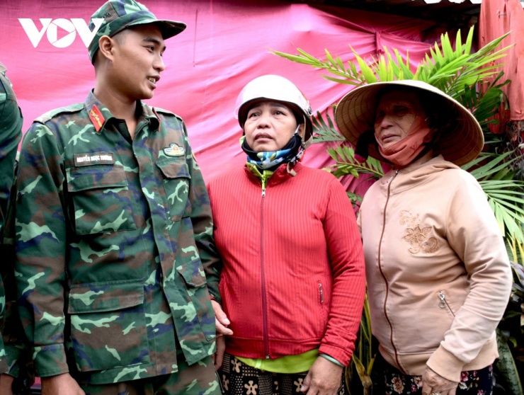 Bà con vùng lũ rưng rưng tiễn bộ đội trở về đơn vị.