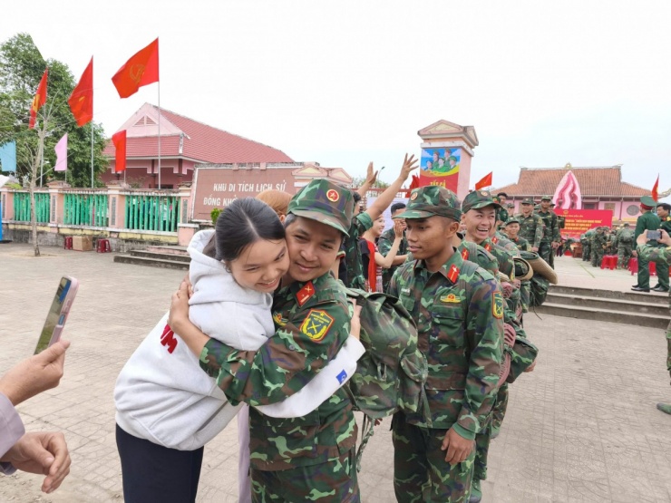 Cái ôm thật chặt giữa người lính và người dân, khép lại hành trình gian khó nhưng đậm nghĩa tình quân dân.