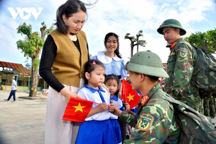 Những đứa trẻ vùng lũ và các chú bộ đội trong giây phút chia tay.