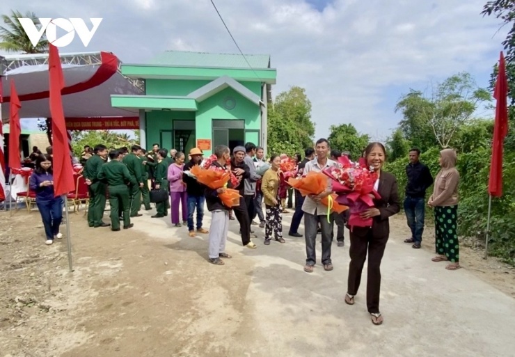 Những ngôi nhà mới ở vùng lũ Đắk Lắk – thành quả của “Chiến dịch Quang Trung” và nghĩa tình quân – dân.