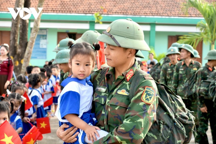 Lưu lại khoảnh khắc ấm áp khi các cán bộ, chiến sĩ chuẩn bị rời vùng lũ Đắk Lắk.