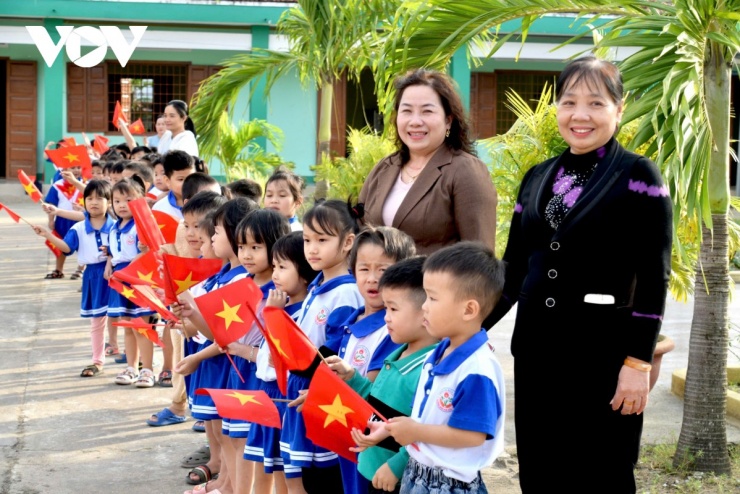 Trẻ thơ lưu luyến bộ đội, khép lại những ngày gian khó nhưng đầy nghĩa tình.