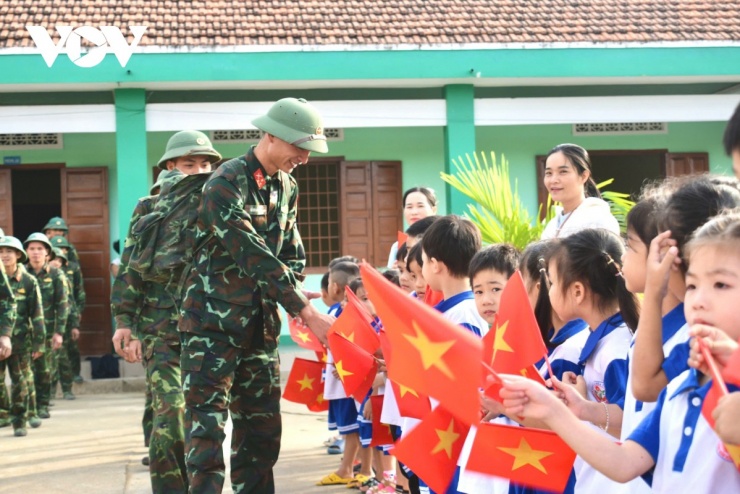 Niềm vui giản dị khi bộ đội khi chi tay cho trẻ vùng lũ, nơi đây các cháu đã có mái ấm ổn định sau mưa lũ lịch sử.