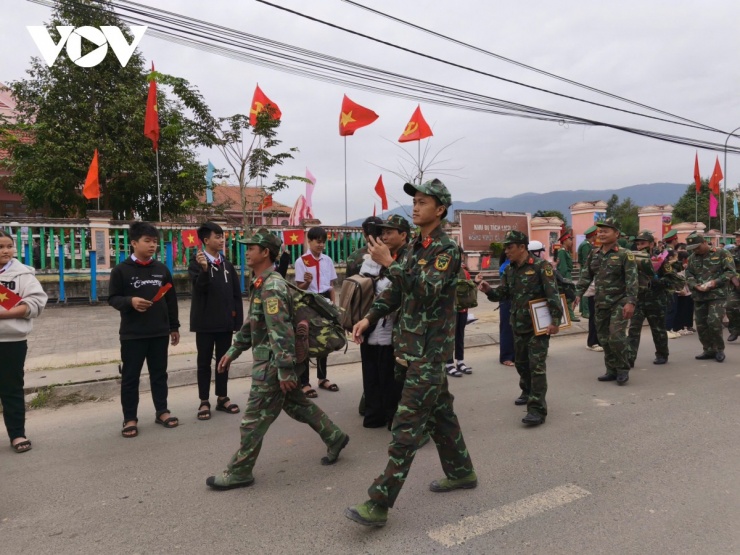 Bộ đội hành quân trở về đơn vị sau khi đã chiến thắng giòn giã tại "Chiến dịch Quang Trung" ở vùng lũ Đắk Lắk.
