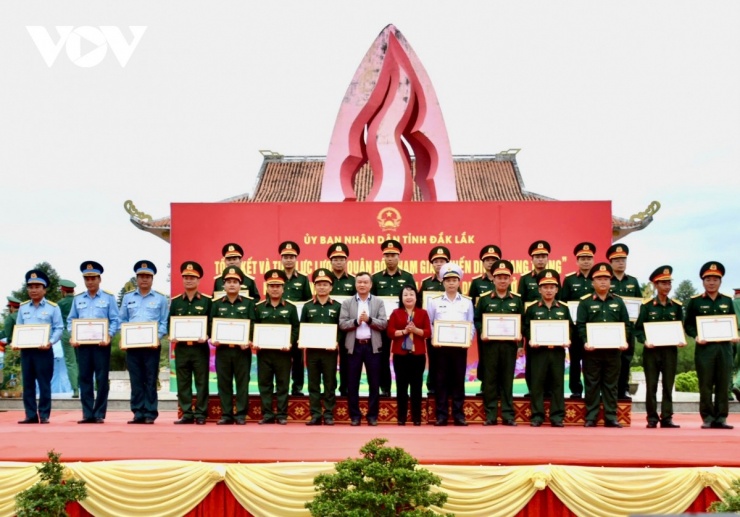 Tỉnh Đắk Lắk đã tặng bằng khen cho 60 tập thể, 350 cá nhân, ghi nhận những thành tích đặc biệt xuất sắc của các đơn vị Quân đội trong "Chiến dịch Quang Trung" thần tốc. &nbsp;