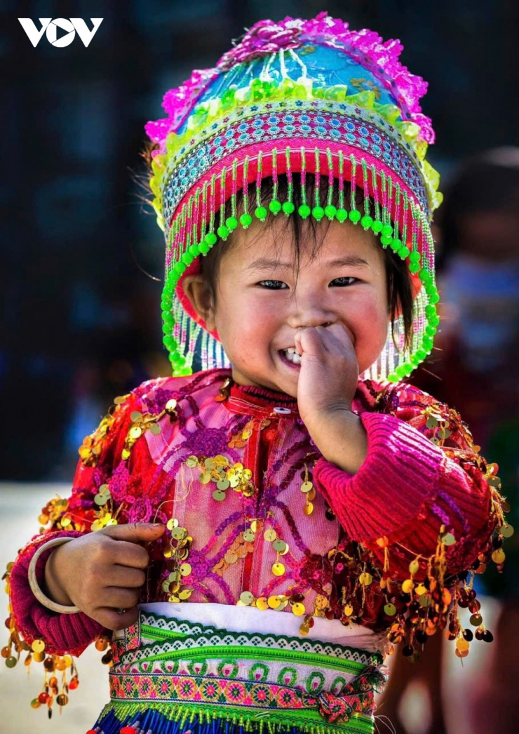 Dù sinh ra trên mảnh đất "đất không ba bước bằng, trời không ba ngày nắng", ánh mắt chúng vẫn sáng rực niềm vui. Đó là sức sống mãnh liệt, là sự tiếp nối thế hệ đầy hy vọng.