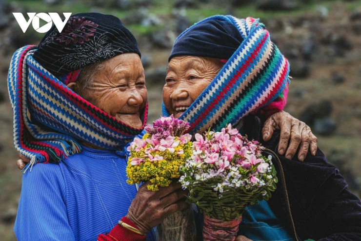 Những cụ bà người Lô Lô với bộ trang phục cầu kỳ được ghép từ hàng nghìn mảnh vải nhỏ, ngồi bên hiên nhà tẽ ngô, hay trao nhau cái ôm ấm áp giữa trời đông giá, là hình ảnh xúc động nhất về tình người nơi rẻo cao.