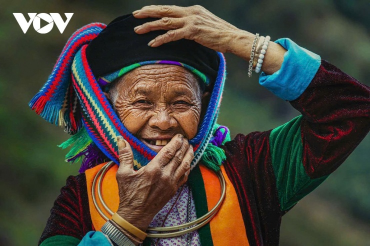 Mỗi nếp nhăn là một câu chuyện, mỗi bộ trang phục là một tác phẩm nghệ thuật được gìn giữ qua bao đời. Họ là những "bảo tàng sống" lưu giữ văn hóa tộc người.