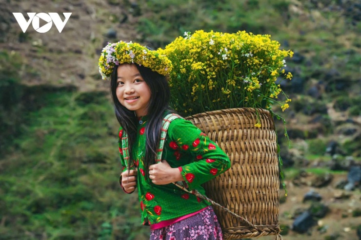 Nụ cười rạng rỡ là thứ "tài sản" quý giá nhất của cao nguyên đá. Nó nhắc nhở ta rằng: Dù cuộc sống có thiếu thốn vật chất, tâm hồn trẻ thơ nơi đây vẫn luôn đầy ắp niềm vui và sự lạc quan.