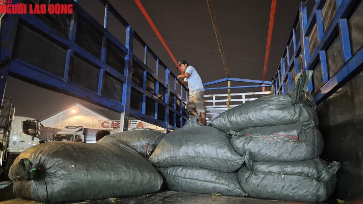 Xe tải chở kiệu về chợ