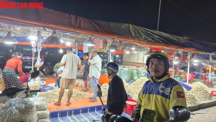 Tài xế công nghệ chở khách đi mua kiệu. Khu vực chợ kiệu được bố trí thuận lợi cho người mua kẻ bán