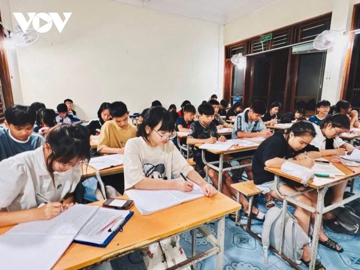 Việc đưa tổ hợp 6 môn thi vào kỳ thi gây nhiều ý kiến trái chiều, cho rằng gây áp lực lớn cho học sinh và phụ huynh...