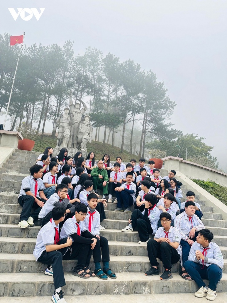 ... Tuy nhiên, nhiều ý kiến rất hoan nghênh và cho rằng tránh được tình trạng học lệch, học tủ; việc học các môn Lịch sử, Địa Lý và các môn học khác cũng rất cần thiết