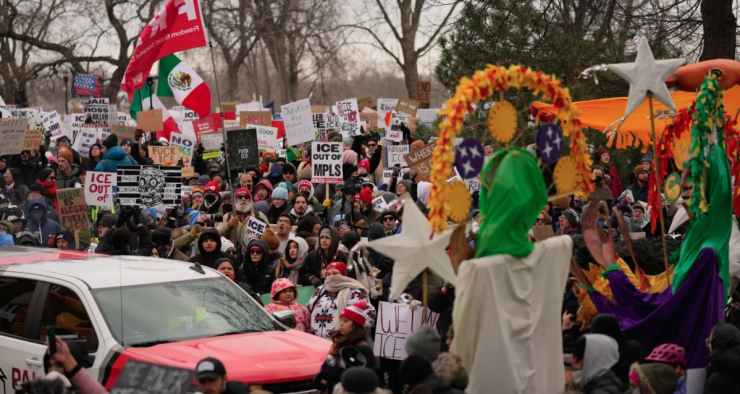 Người biểu tình tập trung trong một cuộc tuần hành tưởng niệm Renee Good ngày 10/1/2026, tại Minneapolis.