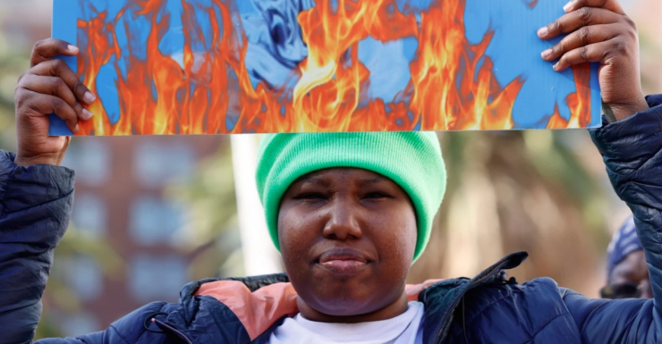 Người biểu tình kêu gọi chấm dứt các hoạt động thực thi luật nhập cư liên bang và các cuộc tấn công của Mỹ vào Venezuela ngày 10/1 tại Los Angeles.