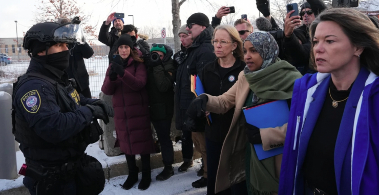 Nghị sỹ Kelly Morrison (Đảng Dân chủ, bang Minnesota) ở giữa, Nghị sỹ Ilhan Omar (Đảng Dân chủ, bang Minnesota) thứ hai từ bên phải, và Nghị sỹ Angie Craig (Đảng Dân chủ, bang Minnesota) ngoài cùng bên phải, tại Tòa nhà Liên bang Bishop Whipple ngày 10/1 ở Minneapolis.