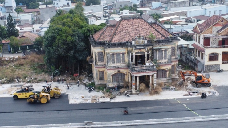 Điểm nhấn trên tuyến đường này là ngôi biệt thự 100 năm được giữ lại để bảo tồn