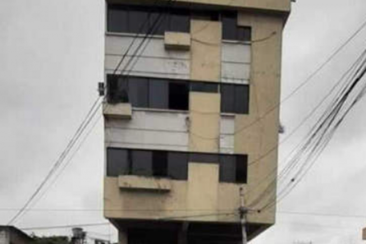 Xiêu vẹo đến khó tin, tòa nhà 4 tầng này đã trải qua 8 trận động đất mạnh suốt hơn 30 năm vẫn không sụp đổ