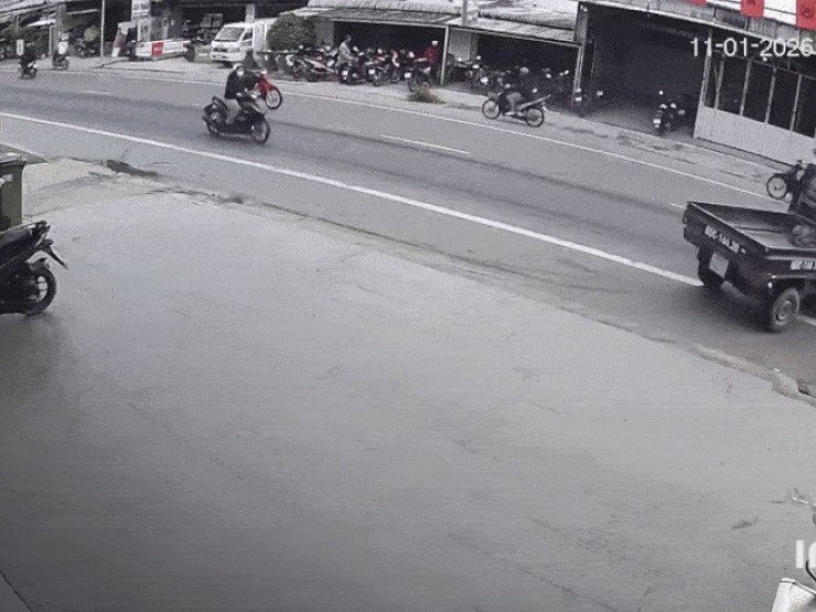 Người đi xe máy lộn nhào vào thùng xe tải sau cú tông tốc độ cao