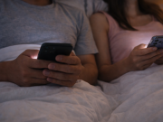 Lướt điện thoại trước ngủ bào mòn tình dục vợ chồng