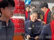 Chủ tiệm 21 tuổi phát vàng, thưởng cả tỷ đồng tiền mặt cho nhân viên