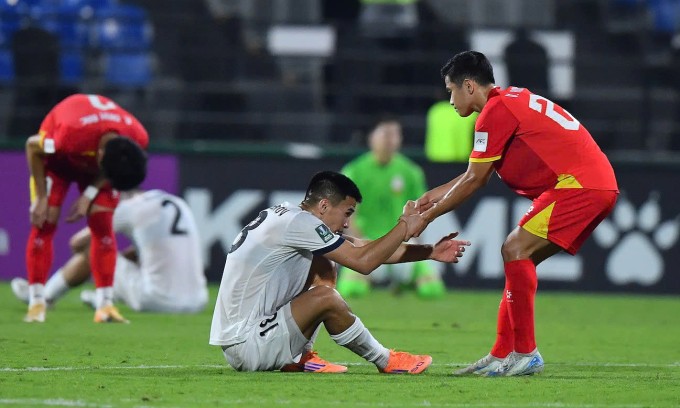 Hậu vệ Võ Anh Quân kéo đối thủ đứng dậy sau trận Việt Nam thắng Kyrgyzstan ở lượt hai bảng A, VCK U23 châu Á trên sân King Abdullah Sports City Hall, thành phố Jeddah, Arab Saudi ngày 9/1/2026. Ảnh: AFC