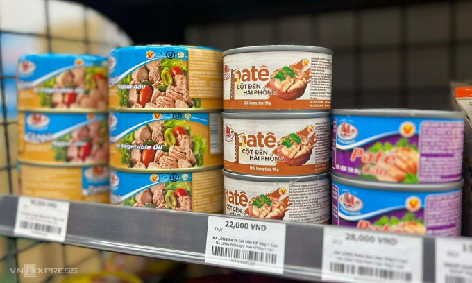 Một số sản phẩm của Đồ hộp Hạ Long trên kệ một cửa hàng tiện lợi ở Hà Nội, trưa 8/1. Ảnh:Việt Hưng