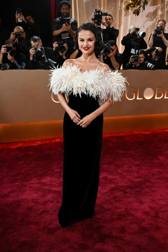 Elle Fanning trong đầm ren hoa tại Quả cầu vàng 2026 Elle Fanning trong đầm ren hoa tại Quả cầu vàng 2026