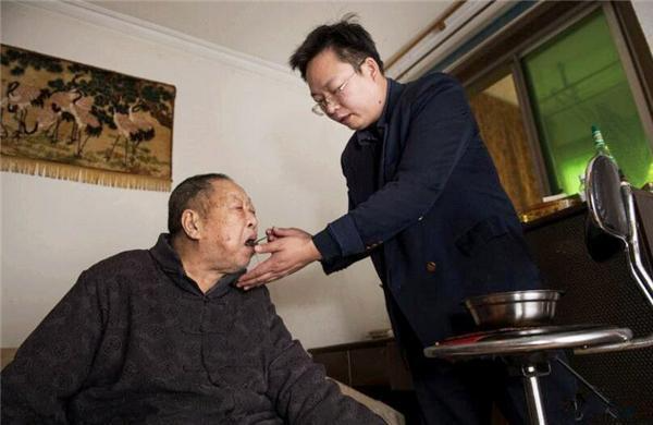 Trương Hiểu Dũng lựa chọn ở bên cha mẹ.