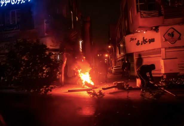 Người biểu tình đốt lửa trên đường phố Tehran. (Ảnh: Getty)