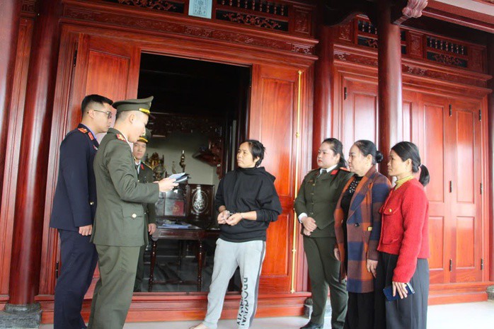 Cơ quan chức năng đọc lệnh bắt giữ Hồ Thị Hải. Ảnh: Công an cung cấp