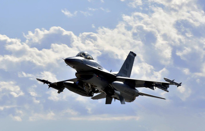 Nga tuyên bố bắn rơi tiêm kích F-16 của Ukraine - 1