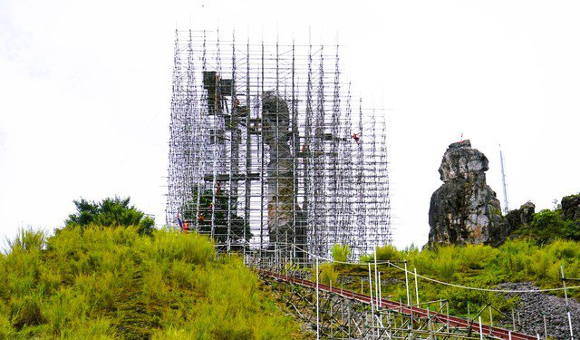 Để "cứu" Hòn Vọng Phu, tỉnh Thanh Hóa đã chi 17 tỉ đồng để bơm vữa SIKA tạo kết dính. Đơn vị thi công đã phải dựng giàn giáo cao hơn chục mét để thực hiện gia cố