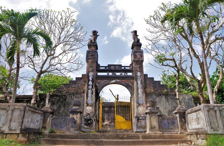 Lối vào chùa đi ngang qua một hồ sen dẫn đến cổng với hai trụ biểu vuông đặt tượng sư tử uy phong. Sau cánh cổng là bức bình phong long mã phù đồ như trấn giữ cho không gian thanh tịnh bên trong.