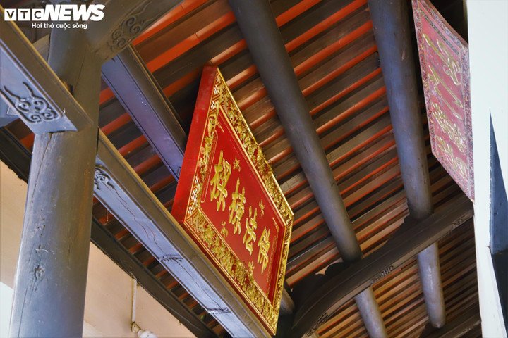 Những cột gỗ lớn trong chùa qua hàng trăm năm đã lên nước đen bóng, toát lên vẻ trầm mặc. Những bức hoành phi, câu đối sơn son thếp vàng treo trên xà ngang như những chứng nhân lịch sử, kể lại thời kỳ hưng thịnh của trung tâm Phật giáo lớn nhất vùng.