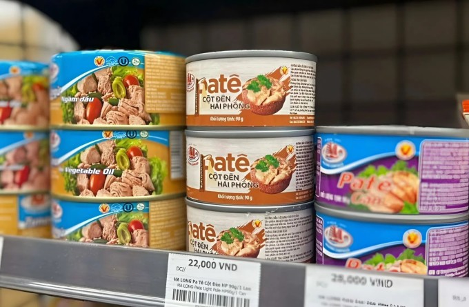 Một số sản phẩm của Đồ hộp Hạ Long trên kệ một cửa hàng tiện lợi ở Hà Nội, trưa 8/1. Ảnh: Việt Hưng