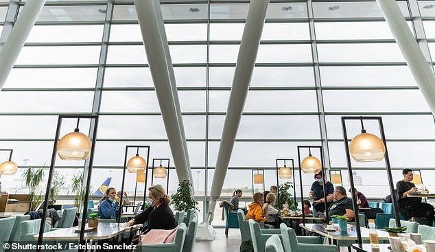 Các nhân viên sân bay đã tiết lộ những cách thông minh nhất để tiết kiệm chi phí ngay cả trước khi lên máy bay bao gồm cả việc đặt chỗ vào phòng chờ.