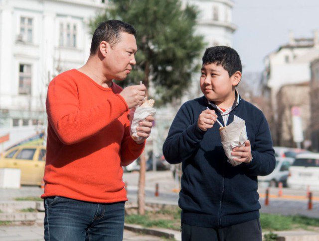Những lời bàn tán từ họ hàng, làng xóm bắt đầu xuất hiện. Ngay cả mẹ Tiểu Minh cũng sinh nghi, cho rằng con trai mình có thể đã "đổ vỏ" cho người khác. Ảnh minh họa