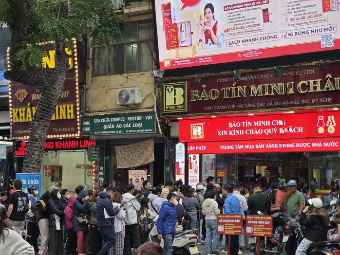 Người dân xếp hàng dài giao dịch vàng tại một cửa hàng vàng ở Hà Nội những ngày qua. Ảnh: Dương Ngọc