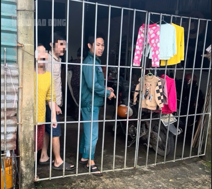 Đối tượng Nguyễn Thế Lữ (áo xanh) bị khởi tố về tội chiếm giữ trái phép tài sản