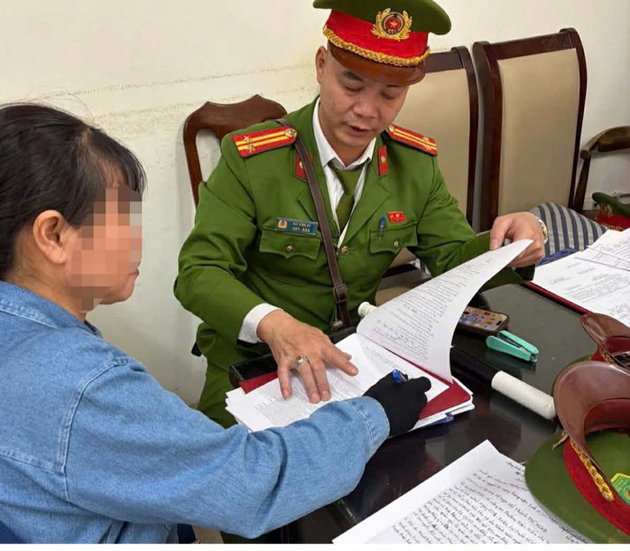 Người bán hàng rong là bà N.T.T. tại trụ sở công an