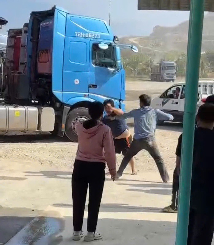 Người của 2 nhà xe đánh nhau tại mỏ đá thuộc xã Hàm Kiệm, Lâm Đồng