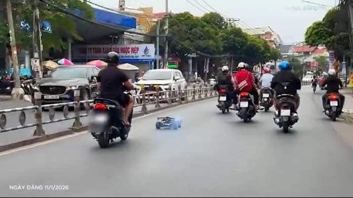Người đàn ông vừa chạy xe máy, vừa điều khiển xe mô hình “đại náo” đường phố ở Đồng Nai. Ảnh cắt từ clip trên MXH