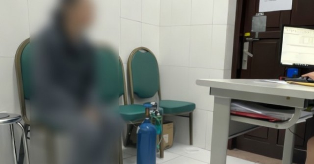 Bác sĩ bất ngờ khi nữ sinh mang bình khí cười đi khám tâm thần