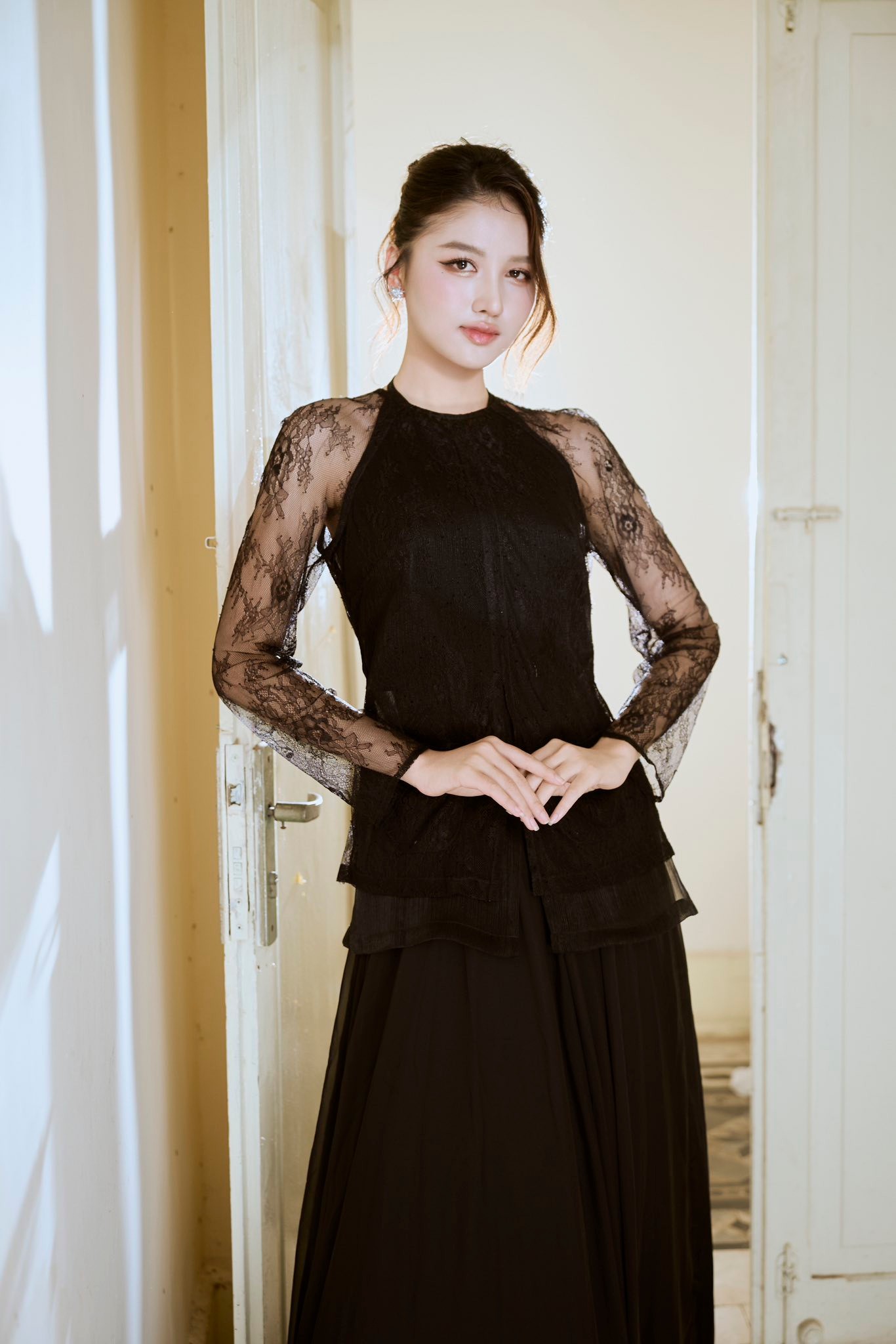 Thu Ngân sinh năm 2003 tại Cà Mau, là người mẫu, tốt nghiệp ngành Quan hệ công chúng tại Đại học Nam Cần Thơ.