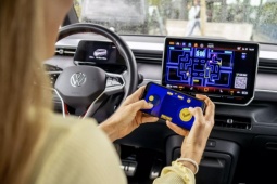 Tranh cãi quy định cấm tài xế ô tô sử dụng điện thoại khi dừng đèn đỏ